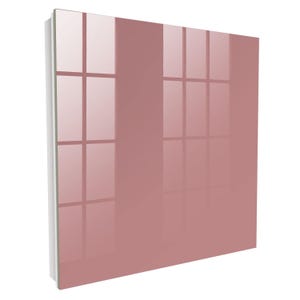 Può includere: Un pannello quadrato da parete con una finitura liscia, lucida e color rosa polvere. La superficie è altamente riflettente e mostra il riflesso nitido di un telaio di finestra con più riquadri. Il pannello presenta un bordo sottile chiaro a sinistra.