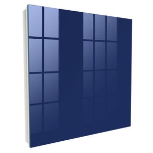Può includere: Un pannello in vetro quadrato di colore blu scuro con una superficie liscia e lucida. Il pannello presenta un bordo netto e un profilo laterale bianco, mostrando un riflesso a griglia sulla sua superficie. L'oggetto è presentato su uno sfondo bianco.