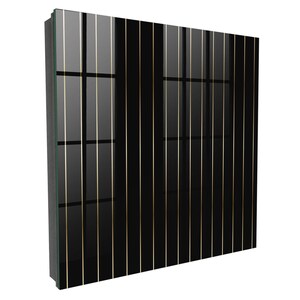 Può includere: Uno specchio da parete rettangolare con una superficie nera lucida caratterizzata da sottili righe verticali color oro. Lo specchio presenta una cornice scura visibile sul lato sinistro e la superficie riflettente mostra un riflesso a griglia.