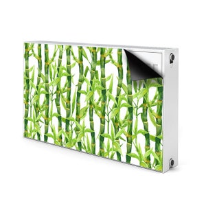 Op de afbeelding: Een wit metalen frame met een verwijderbaar magnetisch paneel met een aquarelprint van groene bamboestokken en bladeren op een witte achtergrond.