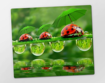 Marienkäfer mit Regenschirmen Schneidebrett Dekoration für Küche, grünes Glas Schneidebrett, rotes Backsplash, Fauna Schneidebrett, Serviertablett