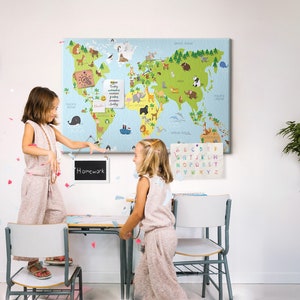 Peut inclure: Deux enfants se tiennent dans une salle de classe avec une carte du monde sur le mur. La carte est décorée d'animaux et a un fond bleu. Les enfants portent des vêtements décontractés et sourient. Il y a une horloge blanche au mur et un petit tableau noir avec le mot "Devoirs" écrit dessus.