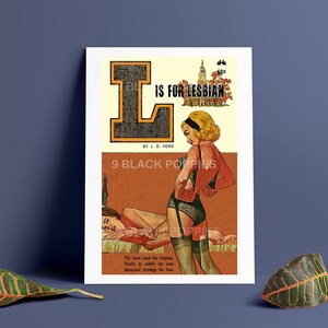 L für Lesben | Lesbische Zellstoff-Druck-Wand-Kunst | HLW Vintage Sapphic | Pulp Novel Cover Reproduktion | Queer Dekor | Geschenk für Queer Frauen Bild 2