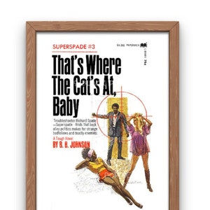 Puede incluir: Una portada de libro enmarcada con fondo blanco y texto negro que dice "SUPERSPADE #3 That's Where The Cat's At, Baby." El texto está en negrita, sin serifas. La portada también presenta una ilustración colorida de tres personas de pie frente a un objetivo rojo.