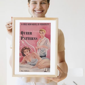 Op de afbeelding: Een vintage paperback boekomslag met een roze achtergrond. De omslag heeft een titel in vetgedrukte zwarte letters die "A BOLD NEW NOVEL OF PERVERSITY" en "QUEER PATTERNS" luidt. De omslag toont ook een foto van twee mensen in een slaapkamer. Het boek is uitgegeven door "9 Black Poppies" en de auteur is "Kay Addams".