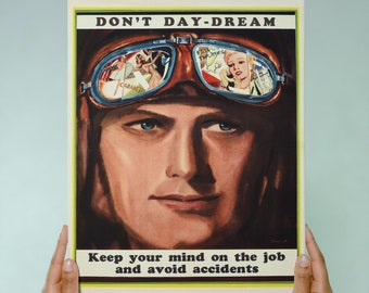 Può includere: Un poster vintage con un uomo che indossa occhiali protettivi. Il riflesso negli occhiali mostra immagini di persone che ballano e bevono. Il poster recita "Non sognare ad occhi aperti, concentrati sul lavoro ed evita gli incidenti."