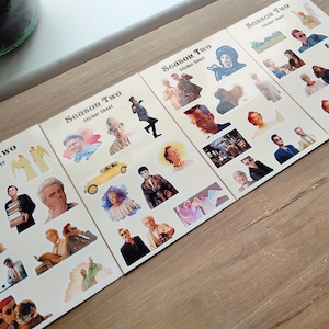 Pode incluir: Quatro folhas de adesivos com personagens do programa de televisão "The Good Place". Cada folha tem o título "Season Two Sticker Sheet" impresso em uma fonte retrô. Os adesivos apresentam vários personagens do programa, incluindo Eleanor, Chidi, Tahani, Jason, Michael e Janet.