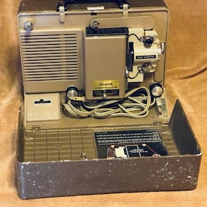 Vintage Argus Showmaster 500A Portable 8mm Film Auto Load Movie Projector w/Case