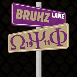 Könnte beinhalten: Ein Straßenschild mit zwei rechteckigen Tafeln. Das obere Schild zeigt "BRUHZ LANE" in goldenen Buchstaben auf lila Hintergrund. Das untere Schild zeigt griechische Buchstaben und die Zahlen "1911" in Lila auf beigem Hintergrund.