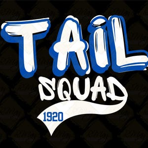 Op de afbeelding: Witte tekst met blauwe omtrek die "TAIL SQUAD 1920" luidt met een witte gebogen lijn onder de tekst.