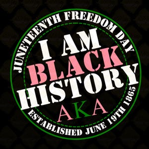 Puede incluir: Un diseño gráfico circular con el texto "Juneteenth Freedom Day" en blanco, arqueado en la parte superior. Las palabras "I AM BLACK HISTORY AKA" están en el centro, con "BLACK" en rosa. El texto "ESTABLISHED JUNE 19TH 1865" está en la parte inferior.