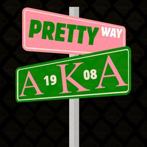 Może przedstawiać: Znak drogowy z dwoma prostokątnymi znakami. Górny znak jest różowy ze słowami "PRETTY WAY" w kolorze zielonym. Dolny znak jest zielony z literami "A K A" i cyframi "19 08" w kolorze różowym.