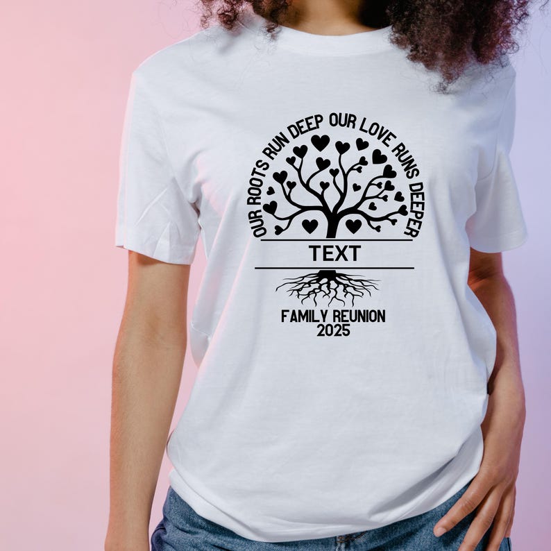 Op de afbeelding: Wit T-shirt met een zwart familiebomenontwerp. De boom heeft harten als bladeren en de tekst "Onze wortels lopen diep, onze liefde loopt dieper" cirkelt rond de boom. Onder de boom staat de tekst "Familiere&uuml;nie 2025".