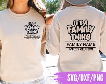Może przedstawiać: Beżowa bluza z nadrukiem "It's a Family Thing" w kolorze czarnym, z napisami "Family Name" i "Family Reunion" poniżej. Bluza jest pokazana na modelce.
