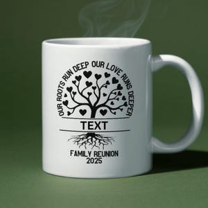 Op de afbeelding: Witte keramische mok met een zwart boomontwerp en de tekst "Onze wortels reiken diep, onze liefde reikt dieper." De boom heeft harten als bladeren en een lijn als stam. De tekst "TEKST" staat onder de boom en de tekst "Familie Re&uuml;nie 2025" eronder.