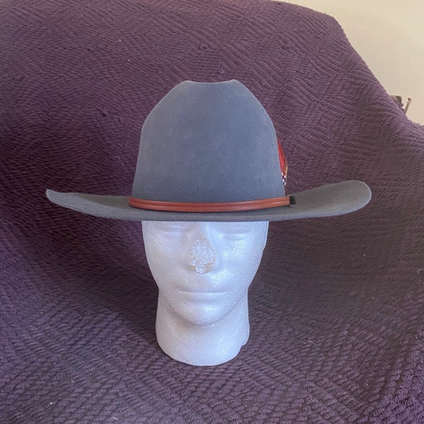 Pfiffig! Es ist ein extrem seltener Bonzer Vintage Akubra Sidewinder Imperial Qualität Pelzfilz Westernhut Karbonstahl Grau Größe 58cm