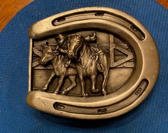 Vintage (1984) Super Cool Bergamot Brass Works Cowboy Bulldoggin' inside a Horseshoe Boucle de ceinture