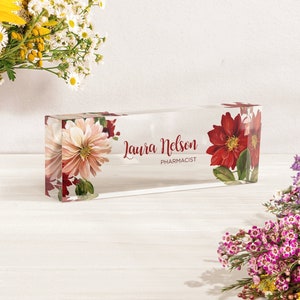 Decoración de escritorio floral roja personalizada / Letrero de oficina de flores / Regalos de oficina para compañeros de trabajo / Placa de identificación de acrílico de flor blanca / Decoración de escritorio de flor de naranja