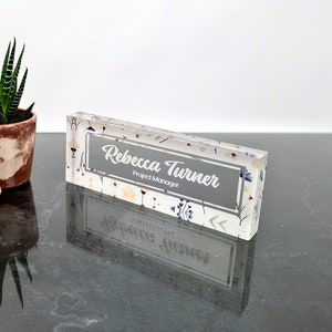 Bonus Mama Geschenk, Bachelor Abschluss Geschenk, Namensschild für Schreibtisch, Acryl Namenstafel, Personalisiertes Geschenk, Custom Office Schild, Büro Namensschild