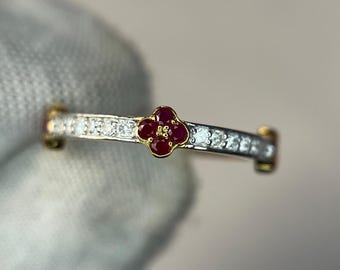 Trouwring met natuurlijke robijn, delicate stapelring, verfijnde 14-karaats gouden half-eternity ring met robijn en diamant, jubileumbelofte ring voor dames