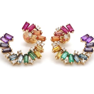 Puede incluir: Un par de pendientes de oro con un arcoíris de piedras preciosas, incluyendo amatista, zafiro, esmeralda, citrino, rubí y diamante.