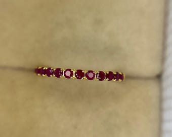 Anillo de eternidad apilable con rubí delicado, anillo minimalista de oro, anillo de rubí, anillo con piedra natal de julio para ella, anillo delicado, banda de eternidad, anillo de rubí delicado