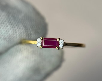 Sierlijke stapelring met robijnrode baguette, minimalistische gouden ring, eenvoudige robijnring, jubileumring, dunne ring, delicate ring, cadeau voor haar
