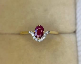 Zarter Goldminimalistenring mit Rubin, einfacher Rubindiamantring, dünner Rubinring, Zartes Ringgeschenk für sie, Rubin-Birthstone Verlobungsring Gold