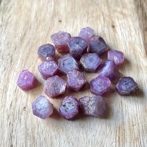 15 piedras de rubí estrella en bruto: cristales de piedras preciosas naturales en bruto (5-7 mm)