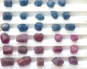 30 Stück Lot ~AAA Natürliche Roh Rubin & Blau Saphir (je 15 Stück) raue ungeschliffene natürliche Rohsteine, Geburtsstein