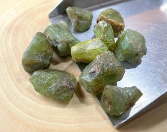 Peridoto en bruto: cristales naturales en bruto para joyería (10-14 mm)