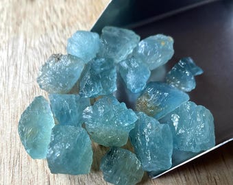 Ruwe edelstenen aquamarijn: natuurlijke onbehandelde kristallen (10-15 mm)