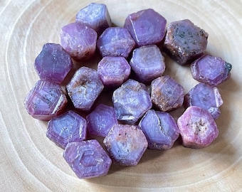 20 Stück ~ AAA + Sternrubin Rohstein, 5-8 MM, Stern Rubin Rohedelstein, roher Rubin Heilstein, für die Schmuckherstellung, Juli Birthstone