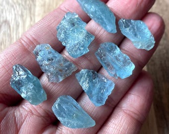 8 piezas de aguamarina natural en bruto transparente, tamaño ~18-25 mm, gema natural en bruto, aguamarina azul en bruto, gema de aguamarina en bruto, para uso en joyería.