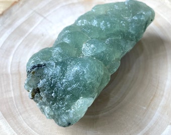 Roher Prehnit-Kristall von höchster Qualität, 317,80 Karat, 65x33 MM, grüner roher Prehnit-Stein, Rohmaterial, Rohexemplar, Geschenk für Sie