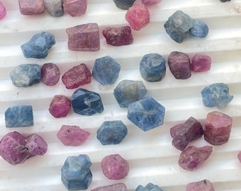 50 karatów~AAA Naturalny rubin i niebieski szafir Wiele surowych, nieoszlifowanych kryształów leczniczych, surowy kamień szlachetny