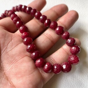 Halsband med naturlig rubinrondell: Facetterad röd pärlsten, födelsesten i juli