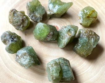 10 piezas de peridoto natural en bruto: cristales de piedras preciosas en bruto (13-18 mm)