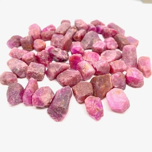 MOZAMBIQUE RÅ RUBY Kristall Läkande Ädelsten Rekordhållare Heminredning Läkande Råa Smyckestillverkning etc, 18-25 mm, Ca Storlek