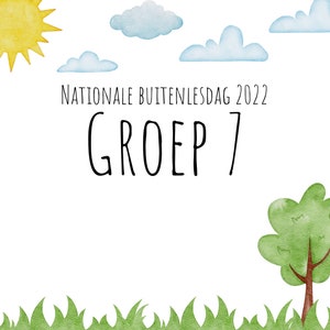 Op de afbeelding: Een witte achtergrond met een gele zon, blauwe wolken en groen gras. De tekst "Nationale Buitenlesdag 2022" en "GROEP 7" staat in het zwart.