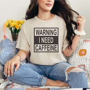 Attention, j'ai besoin de caféine SVG PNG, fichier de coupe de café drôle, amateur de café SVG, fichier de coupe maman fatiguée, conception drôle de caféine, cricut, silhouette