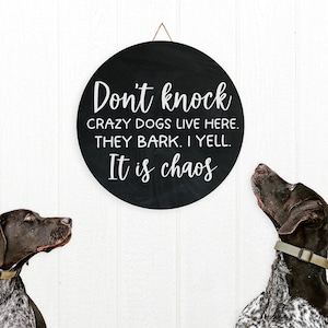 No llames. Aquí viven perros locos. Ladran. Yo grito. Es un caos SVG. Diseño divertido de colgador de puerta con bienvenida para mascotas, descarga digital instantánea