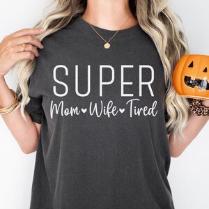 Super maman femme fatiguée SVG PNG, conception de chemise maman drôle, fichier de machine de découpe cricut, maman vie svg, maman svg