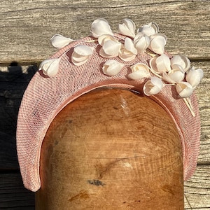 Blushrosa Halo Fascinator med Elfenbensblommor – Blush Sinamay-hårband, Elegant huvudbonad för tillfällen