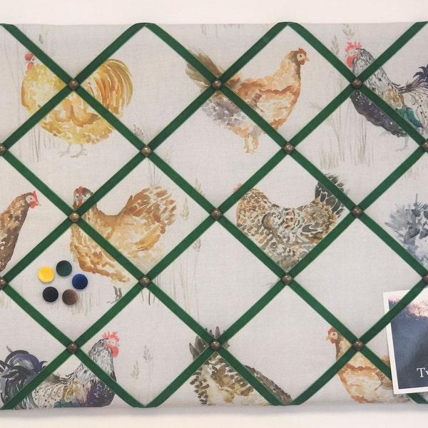 Tableau à épingles fait main avec tissu imprimé poulet. Tableau mémo Photo Vision avec poules, ruban de velours vert et clous en laiton antique.