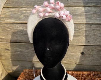Tocado tipo halo color marfil con flores de pétalos rosas cosidas a mano – Diadema de sinamay color crema, elegante accesorio para ocasiones especiales.