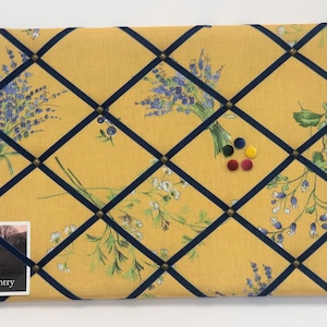 Tableau à épingles fait main avec tissu imprimé floral.   Tableau mémo Photo Vision avec ruban de velours bleu roi et clous en laiton antique.