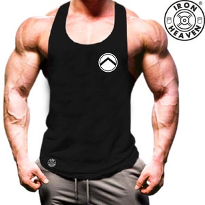 Puede incluir: Camiseta de tirantes negra sin mangas con un logotipo blanco que dice "IRON HEAVEN" y un escudo blanco con una flecha apuntando hacia arriba en la parte delantera.