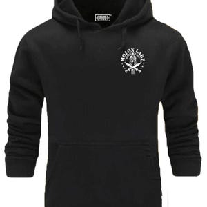Könnte beinhalten: Schwarzer Kapuzenpullover mit Fronttasche und Kordelzugkapuze. Der Pullover hat eine weiße Grafik auf der Brust mit dem Text "MOLON LABE" und einem Spartanischen Helm-Design. Ein kleines weißes Logo befindet sich auf der oberen Brust.