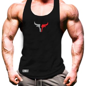 Pode incluir: Camiseta de malha preta sem mangas com um logotipo de touro vermelho e branco e o texto "Muscle Training" na parte inferior.